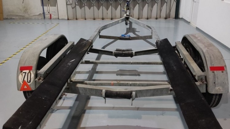 Atrelado de duplo eixo