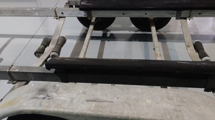 Atrelado de duplo eixo