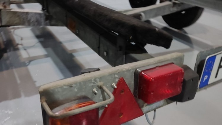 Atrelado de duplo eixo